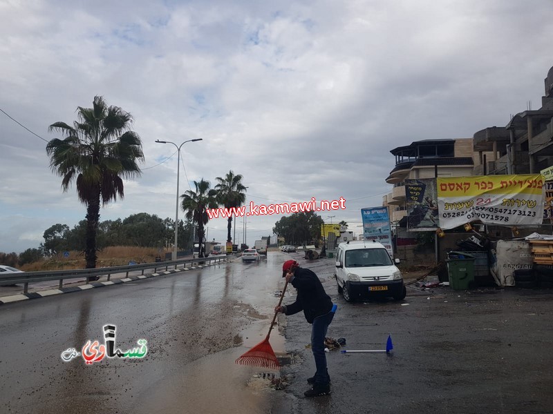 في هذه الأجواء الماطرة ... يكمل العطاء .. طواقم الصيانة ونادر ابو عقل في الميدان يلبون احتياجات الاهالي